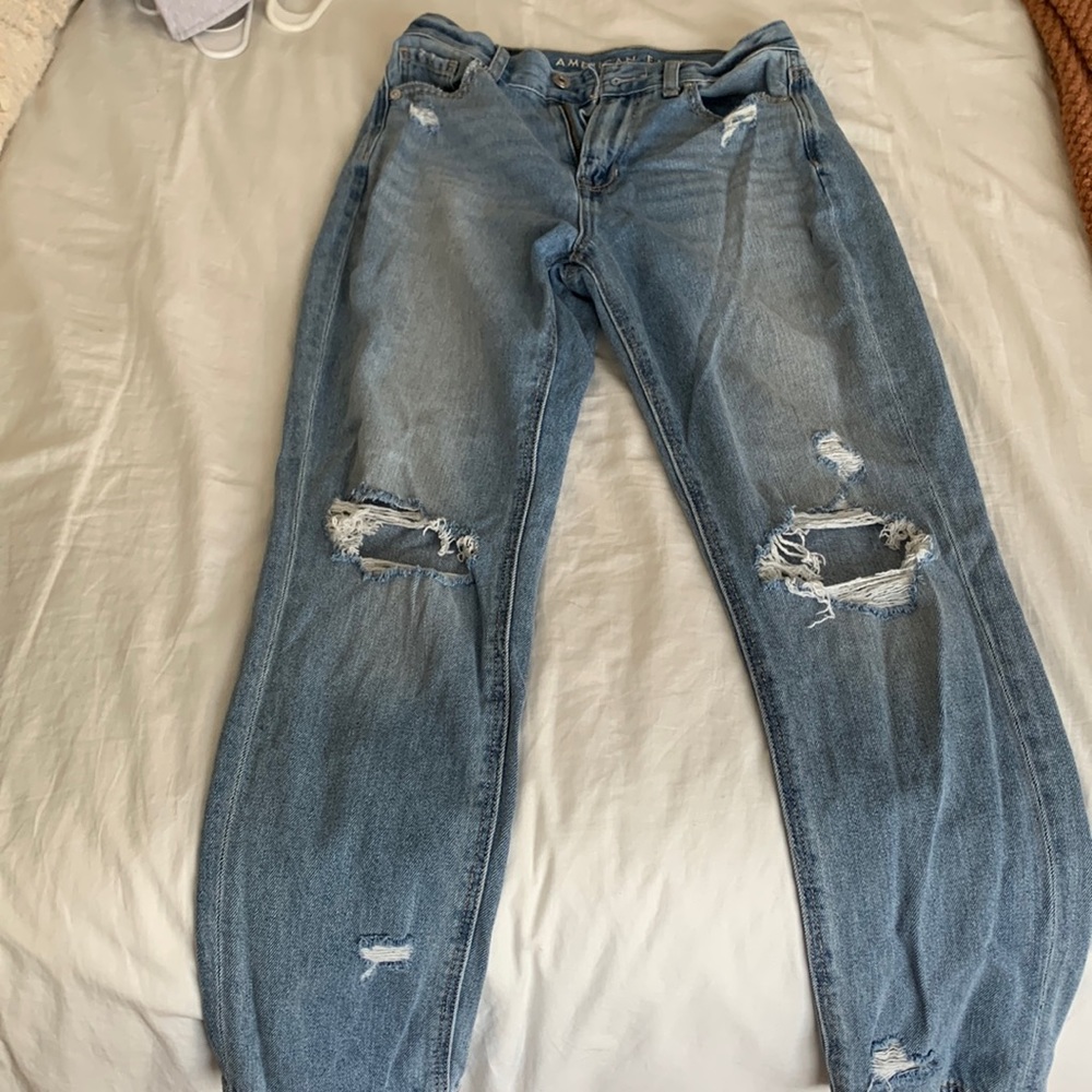 American Eagle Mom jeans size 0 short. Gently worn and in great condition!